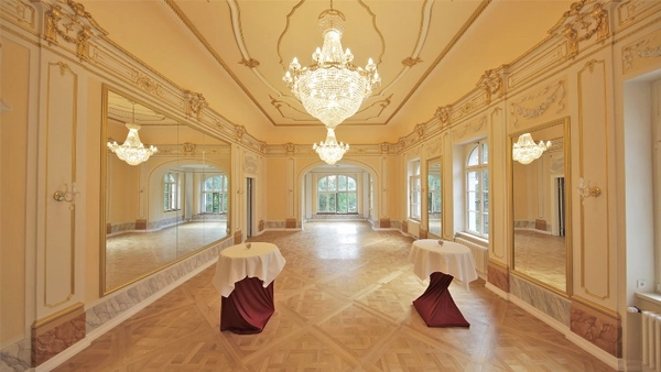 Spiegelsaal im Herrenhaus Möckern Spiegelsaal im Herrenhaus Möckern