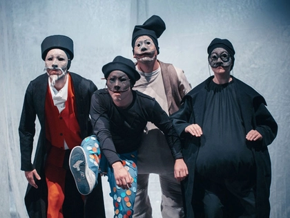 Fröhlich-rasantes Maskentheater im Ballsaal der Schaubühne Lindenfels Leipzig Fröhlich-rasantes Maskentheater im Ballsaal der Schaubühne Lindenfels Leipzig