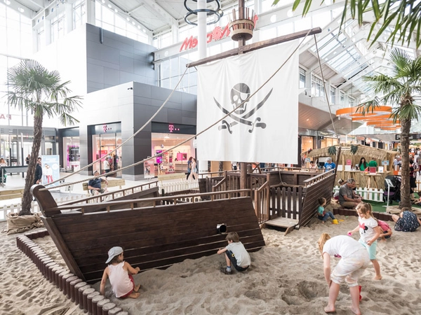 Gestrandetes Piratenschiff samt Goldschatz im Atrium, Foto: Paunsdorf Center