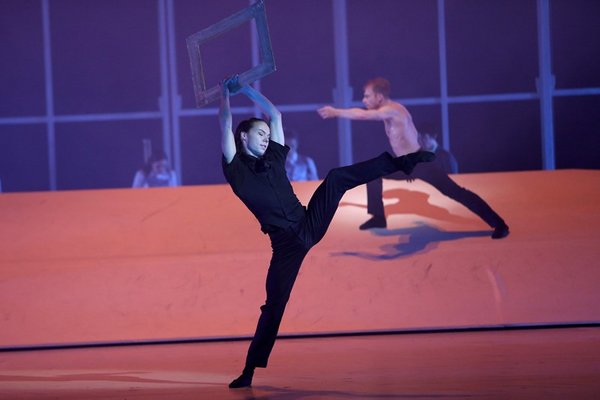 Der Tänzer Lou Thabart des Leipziger Balletts in der Aufführung "Van Gogh" 