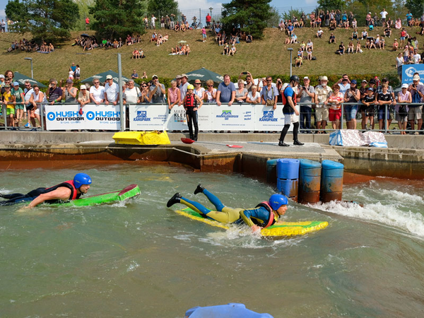 Team Miesmuscheln beim 13. Pappbootrennen, Foto: Kanupark Markkleeberg