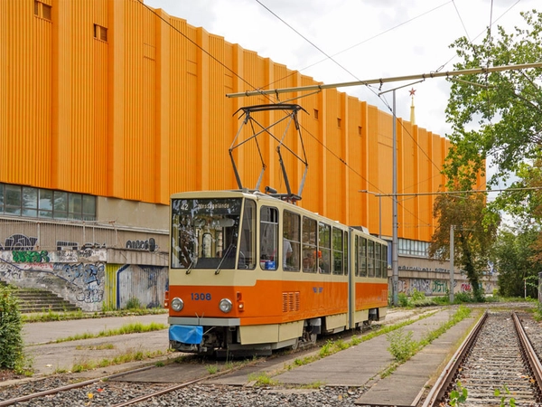 Der KT4D 1308 steht in der Wendeschleife Deutscher Platz, stilecht als Linie 42 zum Messegelände. Links befindet sich die ehemalige Messehalle 7. Foto: Dave Tarassow