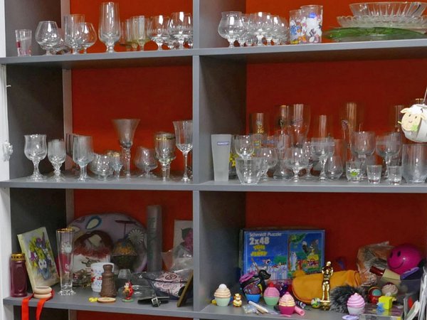 Gläser, Geschirr, Spielzeug, Bücher und vieles mehr kann beim Tauschmarkt im Stadtbüro getauscht werden. Foto: Stadtreinigung Leipzig
