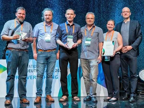 Gewinner des IQ Innovationspreis Leipzig 2022 (v.l.): Christian Hoyer, Dr. Ulf Trommler, Dr. Markus Kraus, Dr. Frank Holzer, Maria Kraus (alle RWInnoTec GmbH) und Laudator Prof. Dr. Utz Dornberger (Universität Leipzig), Foto: Tom Schulze