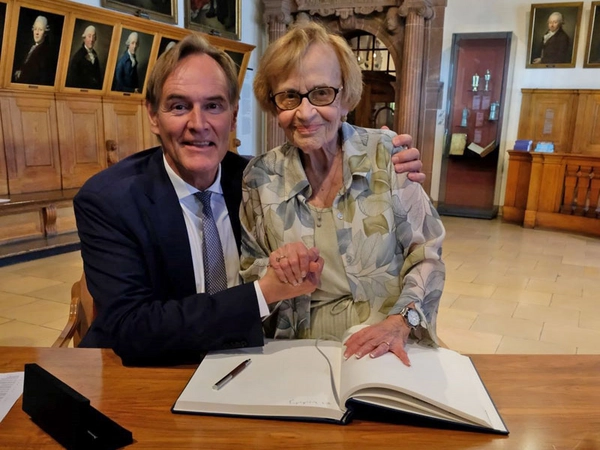 Eva Wechsberg mit Oberbürgermeister Jung im Sommer 2019 im Alten Rathaus in Leipzig, Foto: Mahmoud Dabdoub