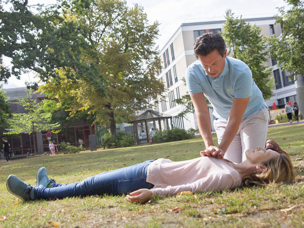 Laienreanimation rettet Leben - um hier möglichst viele Menschen zu schulen, bietet das UKL zusammen mit dem Verein "ich kann Leben retten e.V." jetzt kostenlose Kurse für Sportvereine an. Foto: UKL/Stefan Straube