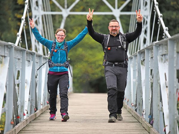 Zwei Wanderer auf der Hängebrücke Grimma, Foto: Larasch