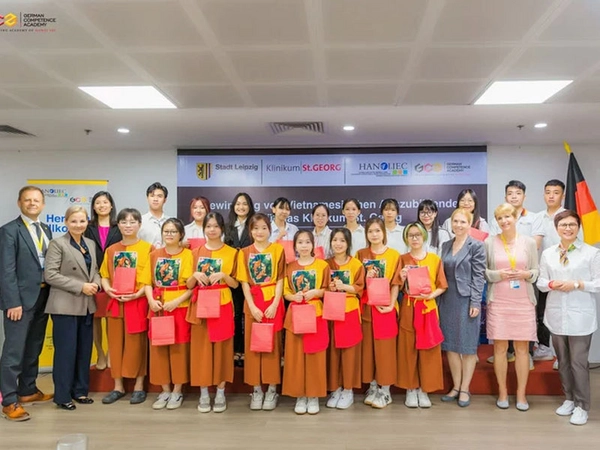Bürgermeister Torsten Bonew und Bürgermeisterin Dr. Martina Münch beim Treffen mit zukünftigen Auszubildenden des städtischen Klinikums St. Georg im German Competence Center in Hanoi, September 2023, Foto: Hanoi IEC