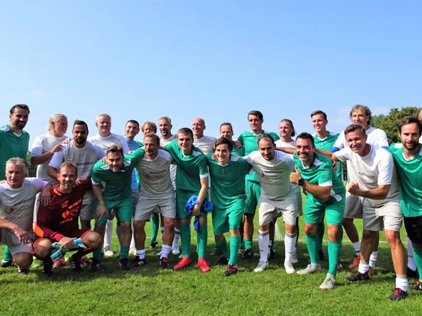 "Elternhilfe" und Fußballstars von gestern und heute kicken gemeinsam für den guten Zweck, Foto vom Turnier 2021, Elternhilfe für krebskranke Kinder Leipzig e. V.