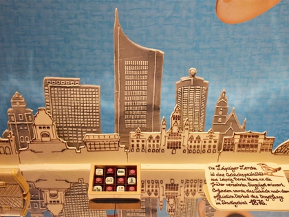 Goethe Chocolaterie wirbt im Schaufenster mit Schokoladen-Skyline für Projekt „Leipzig liebt Regionales“