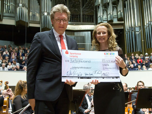 Dr. Claudia Nerius, Vorsitzende der Stiftung Leipzig hilft Kindern und Prof. Andreas Schulz, Gewandhausdirektor, Foto: Gert Mothes