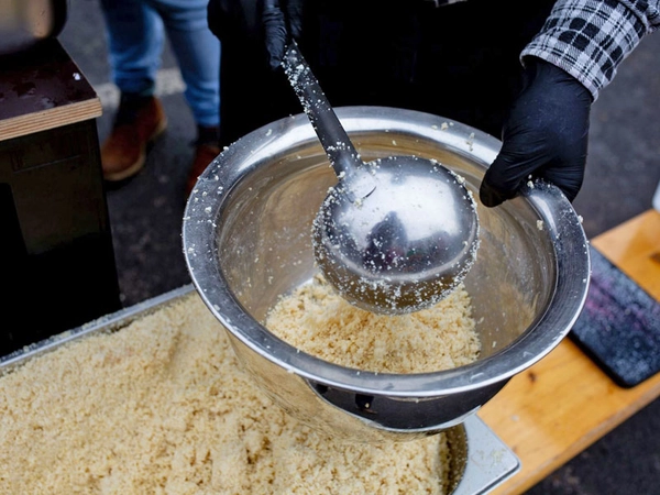 Regional und biologisch: selbst hergestellter Tofu bei der Weiterverarbeitung. Foto: Gildemeister-Fotografie Leipzig