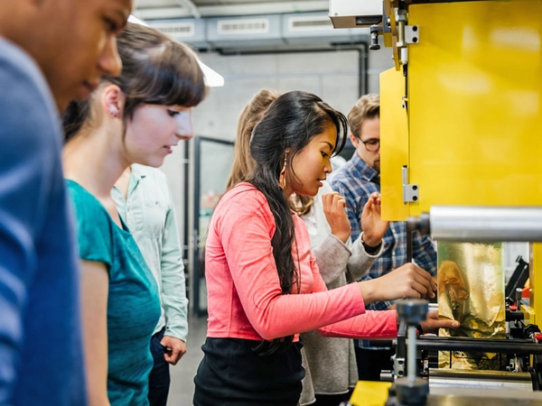 Studierende der HTWK Leipzig werden von Anfang an an die Praxis herangeführt. Foto: feinesbild.de