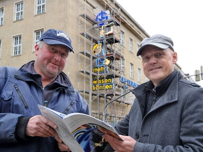 Leipziger Buchmännchen liest im neuen Licht
