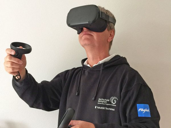 VR-Brille auf und los geht die Reise: Mit der richtigen Ausstattung kann jede/r von daheim aus die Welt entdecken, Foto: Armin Brysch