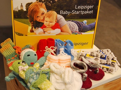 Fotoausstellung "Leipziger Seniorinnen stricken Babyschuhe"