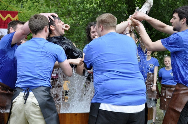 Gautschfest 2015: Gäutschling Danny Eichner geht baden.