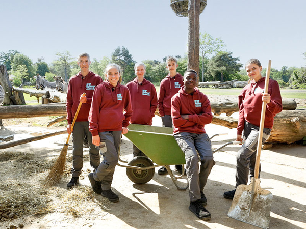 Jakob, Inga, Laura, Nick, Kalid und Stella im Zoo Leipzig, Foto: MDR / Cine Impuls