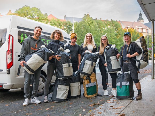 Spendenübergabe von zehn Sheltersuits für Obdachlose an Leipziger Hilfsorganisationen, Foto: Höfe am Brühl