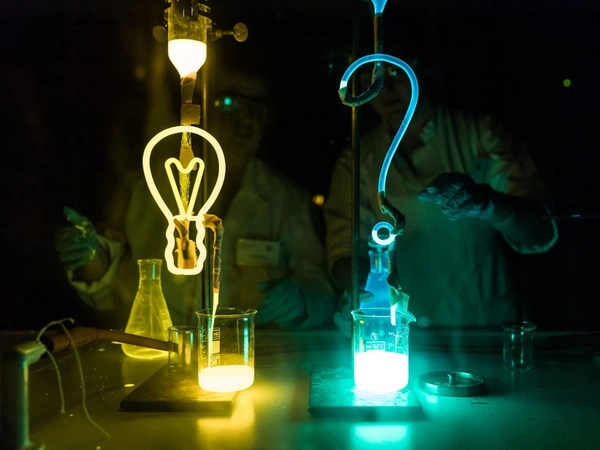 Bei der Langen Nacht der Wissenschaften wird es an der Universität Leipzig wieder viele Gelegenheiten geben, Experimente zu erleben, Forscher:innen zu begegnen und Fragen zu stellen. Foto: Christian Hüller / Universität Leipzig