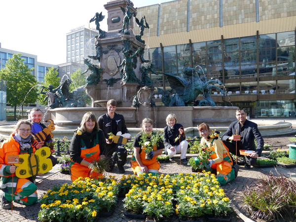 Pflanzung des Blühbeets am Mendebrunnen, Foto: Stadtreinigung Leipzig