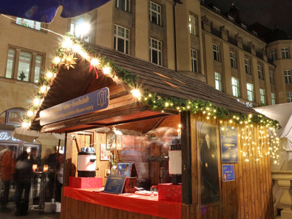 „Lotterbude“ auf dem Leipziger Weihnachtsmarkt „Lotterbude“ auf dem Leipziger Weihnachtsmarkt