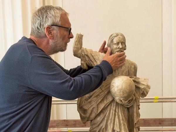 Der Steinrestaurator Thomas Schubert bei der Montage des Christus-Kopfes, Foto: Marion Wenzel / Universität Leipzig