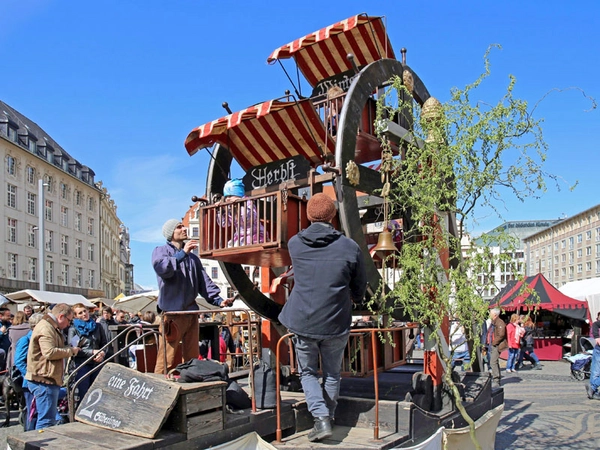 Historische Ostermesse in Leipzig: Handkurbel-Riesenrad, Foto: Andreas Schmidt