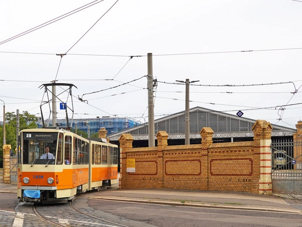 Der KT4D 1308 verlässt den Straßenbahnhof Wittenberger Straße. Foto: Dave Tarassow