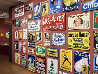 Neue Sonderausstellung im Grassimuseum Leipzig: REKLAME! Verführung in Blech