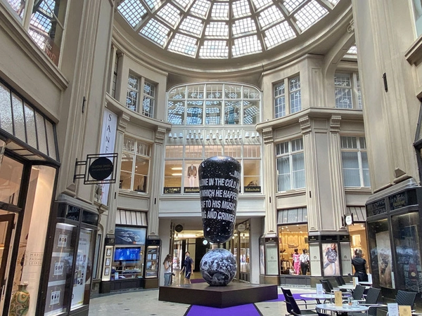 Ausstellung: KONNEXIONEN - Ausrufezeichen in der Mädler-Passage Leipzig, Foto: Franziska Klahn 