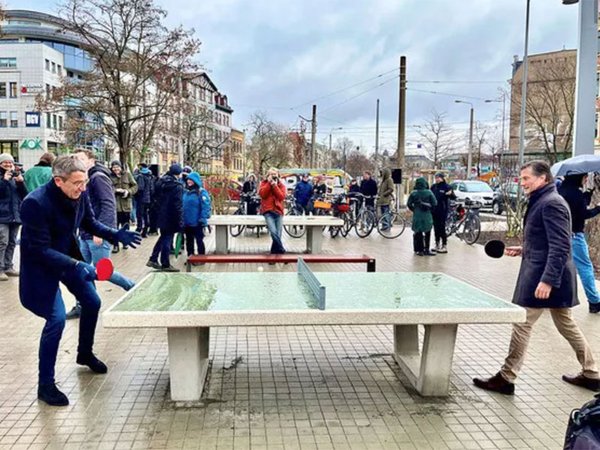 Baubürgermeister Thomas Dienberg (vorne links) und Umweltbürgermeister Heiko Rosenthal (vorne rechts) weihen die neuen Tischtennisplatten ein. Foto: hc / Stadt Leipzig