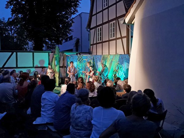Vorstellung der Theatergruppe Kulturbeutel im Schillergarten, Foto: Stadtgeschichtliches Museum Leipzig