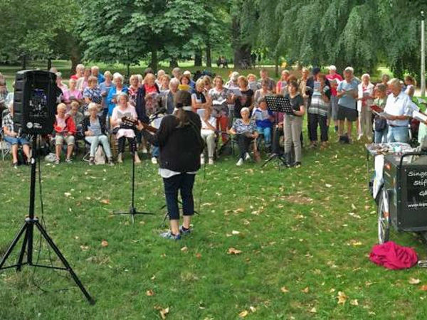 Bürgersingen 2019 auf der Wiese im Park, Foto: Stiftung Bürger für Leipzig