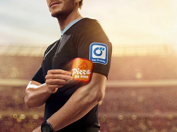 Mit einer großen Logotausch-Aktion bringt Das Örtliche die Logos kleinerer lokaler Unternehmen auf das Trikot der DFB-Schiedsrichter und Schiedsrichterinnen – bei einem Bundesligaspiel in ihrer Heimatstadt. Foto: Das Örtliche.
