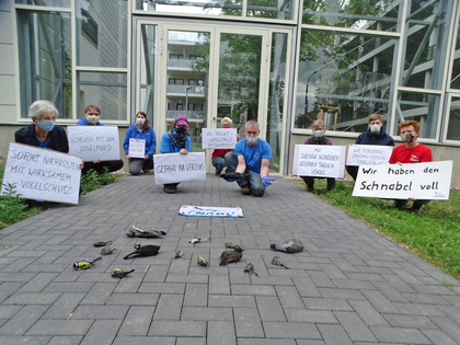 NABU Leipzig protestiert gegen tödliche Glaswand