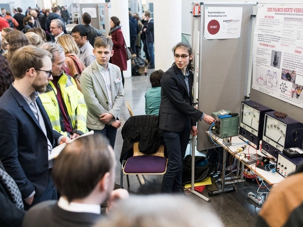 Teilnehmer des Regionalwettbewerbs Nordwestsachsen 2018 präsentieren ihr Projekt, Foto: Universität Leipzig / Christian Hüller