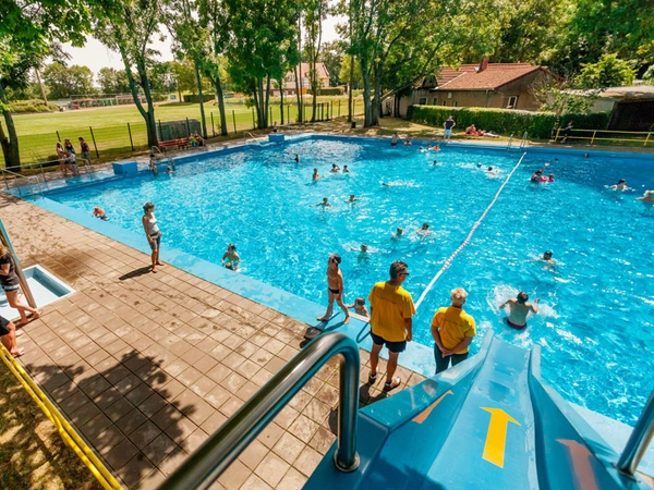 Das Sommerbad Südost feiert am 2. August 2025 seinen 100. Geburtstag. Foto: Leipziger Gruppe
