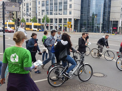 Ökolöwe verteilt Ohrstöpsel an Passanten