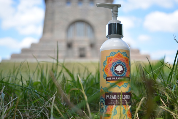Werbefoto The Paradise Lotion - Flasche vor Völkerschlachtdenkmal