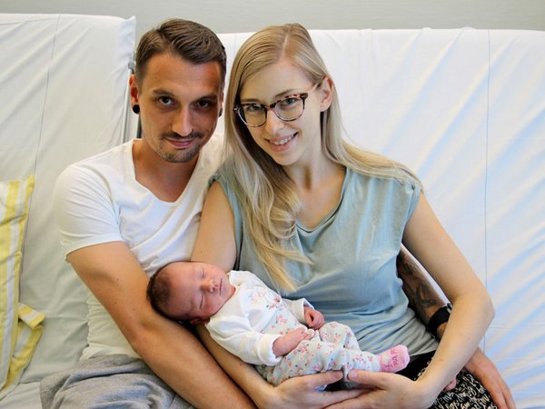 Baby Nora, Vater Stefan W. und Mutter Bianca G., Foto: Björn Hänsel / Klinikum St. Georg 