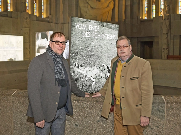 Dr. Anselm Hartinger, Geschäftsführer Stiftung Völkerschlachtdenkmal, & Steffen Poser, Denkmaleiter, zur Bildinstallation »Vom Ende des Schreckens – 80 Jahre Kriegsende Leipzig« (bis 29.6.2025 im Völkerschlachtdenkmal), Foto: Gert Mothes