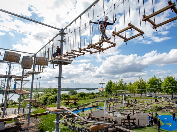 Panorama-Klettern mit Blick über den Markkleeberger See: Den wiedereröffneten Hochseilgarten besuchten in dieser Saison insgesamt 7.800 Gäste, Foto: Kletterpark Markkleeberg