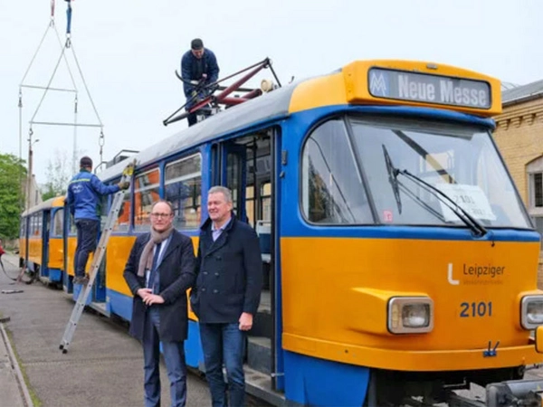 Verwaltungsbürgermeister Ulrich Hörning und Ronald Juhrs (rechts), Geschäftsführer Technik und Betrieb bei den Leipziger Verkehrsbetrieben bei der Verladung der Tatrabahnen am ehemaligen Straßenbahnhof Leipzig-Leutzsch. Foto: Stadt Leipzig
