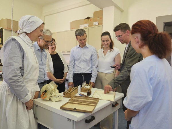 n einem zum Jubiläum extra eingerichteten historischen Labor konnten die Gäste des Festakts Analysemethoden aus vergangenen Zeiten nachvollziehen. Foto: UKL / Rico Thumser