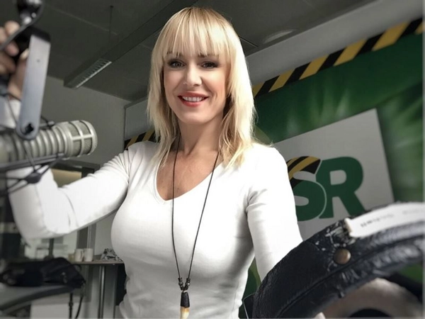 Diana Schell führt als Moderatorin durch die Sommernacht.