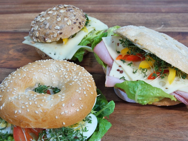 Das verzehrfertige Snack-Angebot von fairgourmet und Konsum Leipzig bietet unter anderem frisch belegte Bagel und vitaminreiche Obstsalate. Foto: fairgourmet