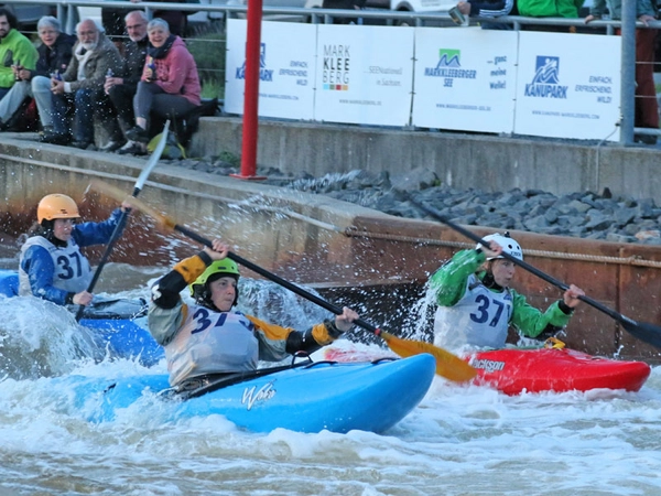  Kajak-Cross unter Flutlicht im Kanupark Markkleeberg, Foto: Falk Bruder