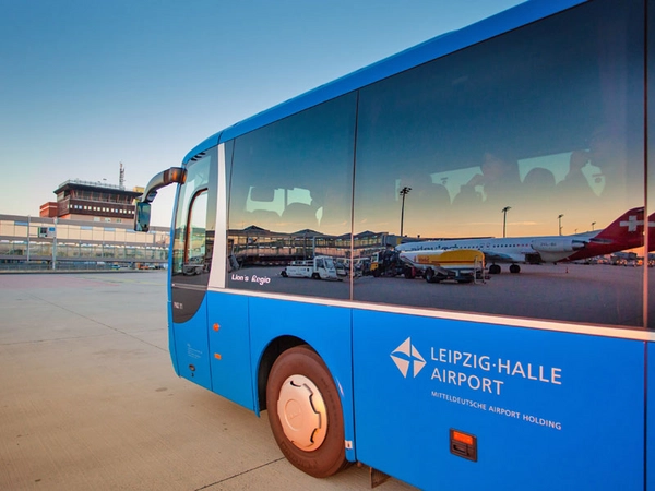 Führung am Flughafen Leipzig/Halle, Fahrt im Bus übers Vorfeld, Foto: Flughafen Leipzig/Halle GmbH
