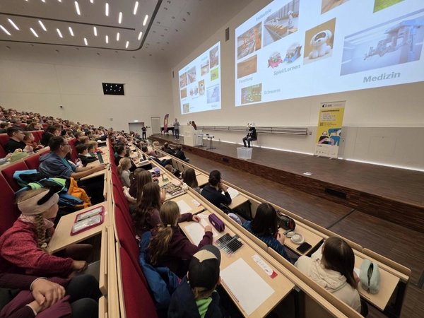 Bei der Kinderuni ist der größte Hörsaal der Universität stets voll besetzt mit neugierigen, fröhlichen Juniorstudierenden. Foto: Universität Leipzig